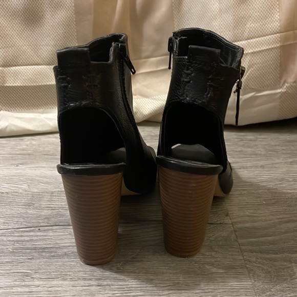 Black leather peep toe heels, worn only a few times. Size 8.5 - Picture 3 of 5